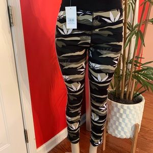 Leggings 👏🏿👏🏿 multi color with side stripe